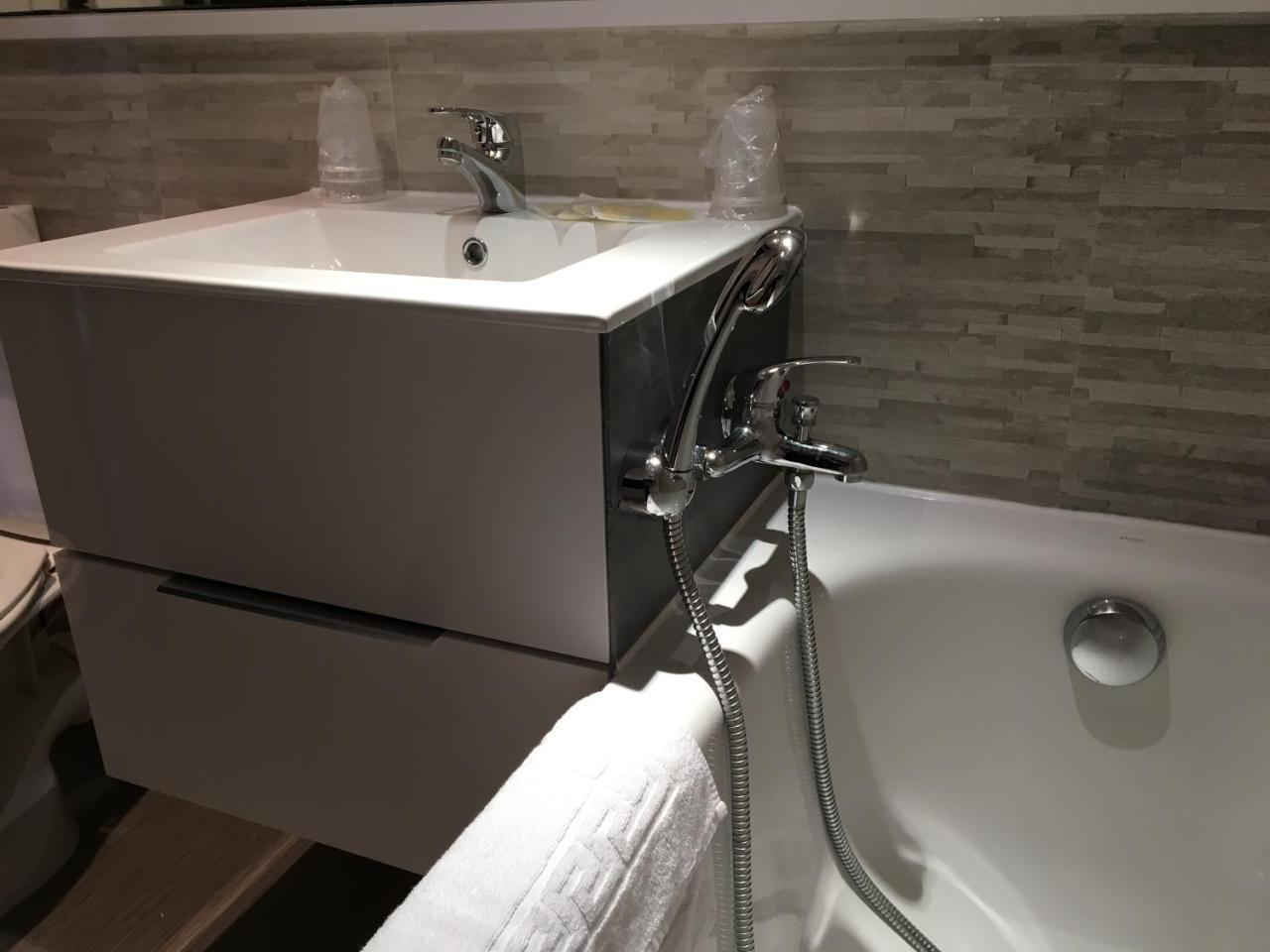 Hotel Les Rives Bleues Ла-Гранд-Мот Экстерьер фото